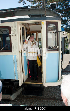 Historischer Zug der Lokalbahn Wien-Baden", Badnerbahn', mit Kaiserpaar Stockfoto