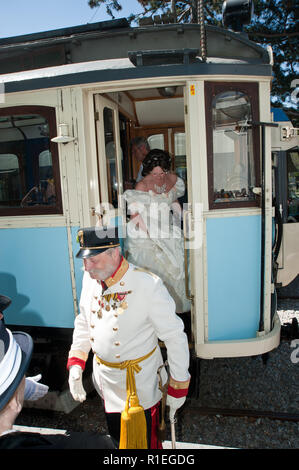 Historischer Zug der Lokalbahn Wien-Baden", Badnerbahn', mit Kaiserpaar Stockfoto