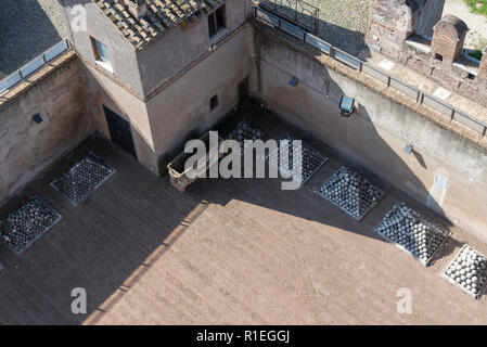 Alte Kanonenkugeln aus Stein liegt auf dem Kiesel. Schloss von St. Angela. Stockfoto