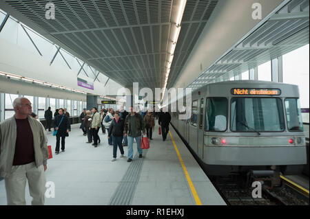 Wien, Eröffnung der Verlängerung der U-Bahn-Linie U2 nach Aspern, Station Aspernstraße Stockfoto