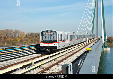 Wien, U-Bahn-Linie U2, Donaustadtbrücke Stockfoto