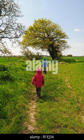 Zwei kleine Jungen auf einem Wanderweg an einem kalten Frühlingstag. Stockfoto