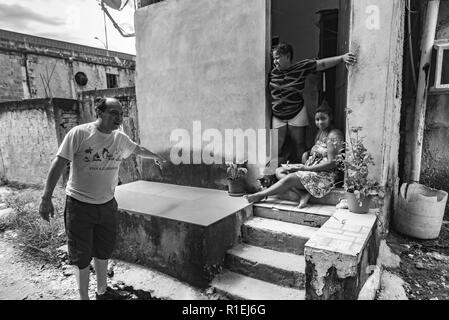 Mann aus Baia Viva Organisation verweist auf die beschädigte Wände, die durch die jüngsten Überschwemmungen in den Slums von Rio de Janeiro Stockfoto