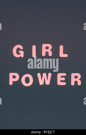 Kreative pink Text aus Kunststoff Buchstaben GIRL POWER Schrift auf schwarzem Papier Hintergrund mit Kopie Raum gemacht. Frauen empowerment Konzept, Vorlage für FEM Stockfoto