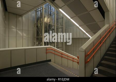 Wien, U-Bahnlinie U3, Haltestelle Westbahnhof, ARCHITEKTENGRUPPE U-Bahn (AGU) Holzbauer, Marschalek, Ladstätter, Gantar - Wien, U-Bahn Linie U 3, Sta Stockfoto