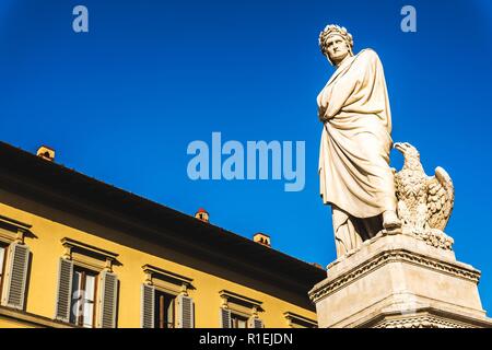 Dante Alighieri Statue in Piazza Santa Croce in Florenz, Italien Stockfoto