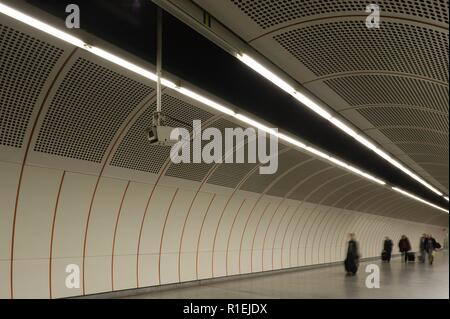 Wien, U-Bahnlinie U3, Haltestelle Westbahnhof, ARCHITEKTENGRUPPE U-Bahn (AGU) Holzbauer, Marschalek, Ladstätter, Gantar - Wien, U-Bahn Linie U 3, Sta Stockfoto