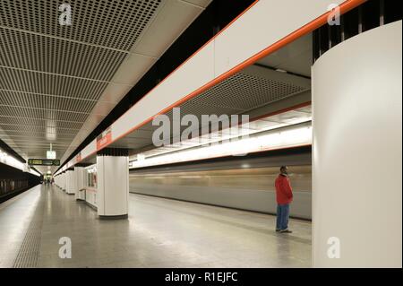 Wien, U-Bahnlinie U3, Station Johnstraße, ARCHITEKTENGRUPPE U-Bahn (AGU) Holzbauer, Marschalek, Ladstätter, Gantar - Wien, U-Bahnlinie U3, Station J Stockfoto