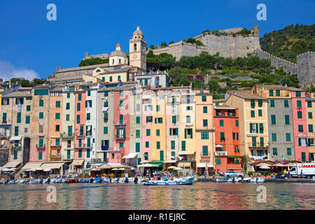 Bunte Häuserzeile am Hafen von Portovenere, Provinz La Spezia, Riviera di Levante, Ligurien, Italien Stockfoto