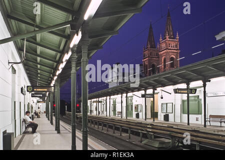 Wien, U-Bahn-Linie U6, Gürtellinie, früher Stadtbahn Station Josefstädter Straße - Wien, U-Bahn Linie U6, dem ehemaligen historischen Stadtbahn Stockfoto