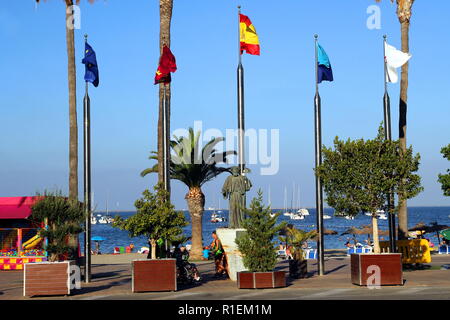 Santiago de la Ribera, Murcia, Spanien - 31. Juli 2018: Die Statue "Hommage an die Pilger, die von Juan Jose Quiros, Auf der Explanada Barnuevo, mit Fahnen in Stockfoto