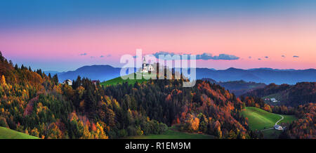 Kirche von Saint Leonard steht auf dem Hügel in der Nähe der Kirche Crni Vrh Dorf. Stockfoto
