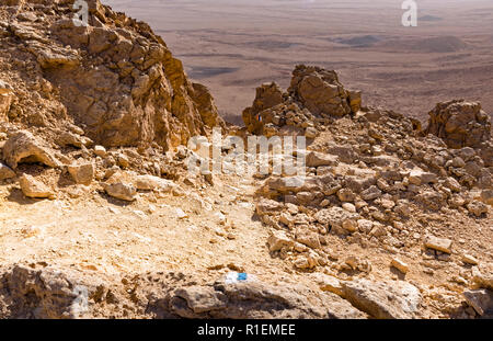 Der Israel National Trail am westlichen Ende des makhtesh Ramon Krater etwa ein Drittel des Weges an der Seite der Klippe Stockfoto