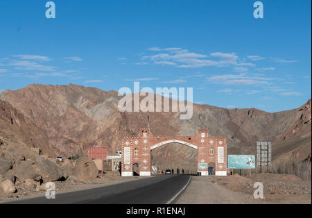 Eingangstor zum bamyan Valley mit Polizei, Check Point, Provinz Bamyan, Afghanistan Stockfoto