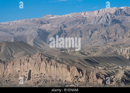 Überblick über weibliche Buddha Höhle im Felsen, wo der 4. und 5. Jahrhundert Statue wurde durch die Taliban im Jahr 2001, Bamian, Provinz Bamyan, Afghanistan zerstört Stockfoto