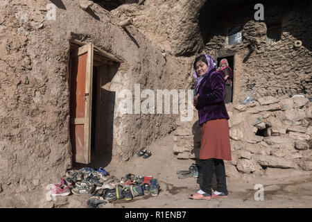 Weibliche Dorfbewohner Eingabe Co-Educational Schule in Hanglage Höhlendorf, Provinz Bamyan, Afghanistan entfernt Stockfoto