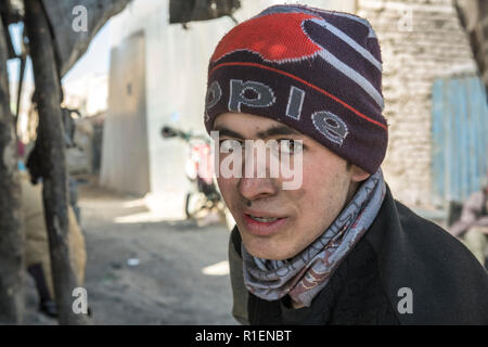 Porträt der jungen Black-Smith Arbeiten in einer Seitenstraße, Bamian, Provinz Bamyan, Afghanistan Stockfoto