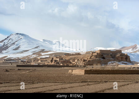 Befestigte Dorf im Winter mit Snow-Capped Bergen im Hintergrund, Provinz Bamyan, Afghanistan Stockfoto