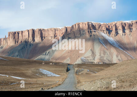 Straße in Richtung Band-e Amir See mit Snow-Capped Bergen im Hintergrund, Band-e Amir Nationalpark, Provinz Bamyan, Afghanistan Stockfoto