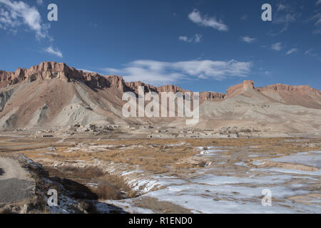 Dorf in der Nähe von Band-e Amir See mit gefrorenem Wasser und Bergen im Hintergrund, Band-e Amir Nationalpark, Provinz Bamyan, Afghanistan Stockfoto