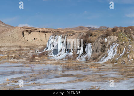 Gefrorenen Wasserfall Überlaufen natürliche Staumauer aus Travertin, Band-e Amir See, Band-e Amir Nationalpark, Provinz Bamyan, Afghanistan Stockfoto