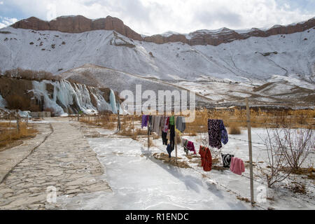 Die Dorfbewohner das Trocknen von Wäsche in der Nähe von Band-e Amir See, Band-e Amir Nationalpark, Provinz Bamyan, Afghanistan Stockfoto