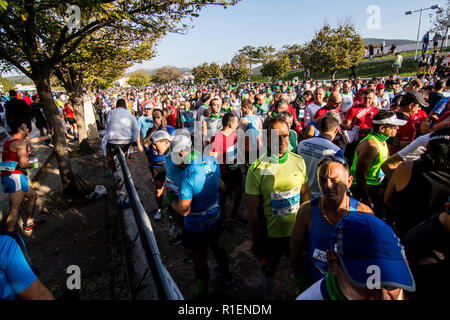 Athen, Griechenland. 11 Nov, 2018. Die 36 authentischen Athen Marathon findet heute statt mit über 18500Athleten im Marathon Rennen teilnehmen und über 55000 Sportler in allen Rennen. Credit: Kostas Pikoulas/Pacific Press/Alamy leben Nachrichten Stockfoto