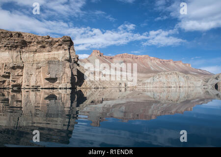 Berge reflektieren von Band-e Amir See, Band-e Amir Nationalpark, Provinz Bamyan, Afghanistan Stockfoto