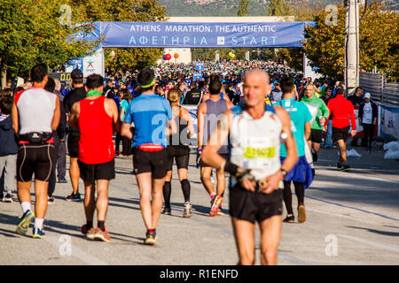 Athen, Griechenland. 11 Nov, 2018. Die 36 authentischen Athen Marathon findet heute statt mit über 18500Athleten im Marathon Rennen teilnehmen und über 55000 Sportler in allen Rennen. Credit: Kostas Pikoulas/Pacific Press/Alamy leben Nachrichten Stockfoto