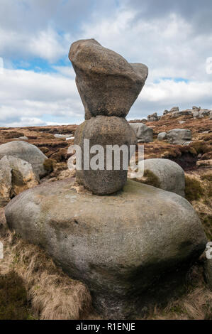 Wind-sculpted Mühlstein grit Aufschlüsse auf Kinder Scout, Peak District National Park, Großbritannien Stockfoto