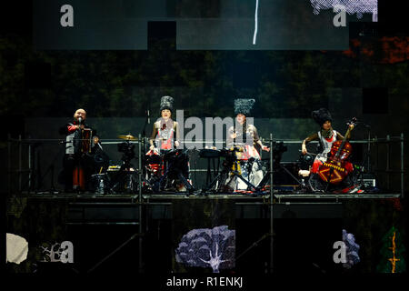 Kiew, Ukraine. 10 Nov, 2018. Ukrainische Folk Quartett DakhaBrakha Konzert. Credit: Aleksandr Gusew/Pacific Press/Alamy leben Nachrichten Stockfoto