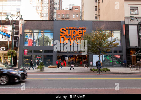 Super Dry store w 34th Street, in Midtown, Manhattan, New York City, Vereinigte Staaten von Amerika. Stockfoto