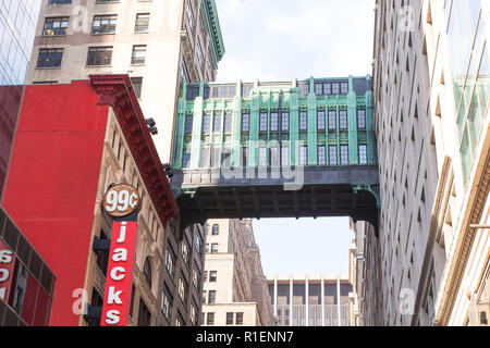 Gimbels Traverse oder Sky Bridge auf W. 32nd Street, Manhattan, New York City, Vereinigte Staaten von Amerika. Stockfoto