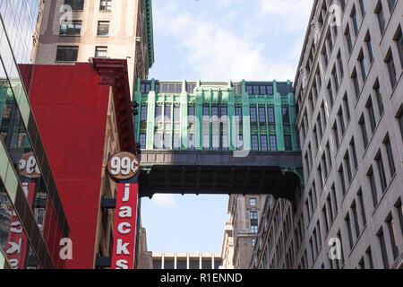 Gimbels Traverse oder Sky Bridge auf W. 32nd Street, Manhattan, New York City, Vereinigte Staaten von Amerika. Stockfoto