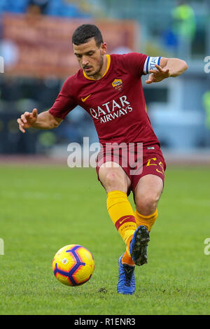 Rom, Italien. 11 Nov, 2018. 11. November 2018, Stadio Olimpico, Rom, Italien; Serie A Fußball, Roma gegen Sampdoria; Alessandro Florenzi der Roma steuert die Kugel Credit: Giampiero Sposito/Pacific Press/Alamy leben Nachrichten Stockfoto