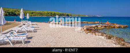 BRAC, KROATIEN - August 6, 2018 - Stein Strand auf der Insel Brac mit türkisklarem Wasser des Ozeans, Supetar, Brac, Kroatien Stockfoto