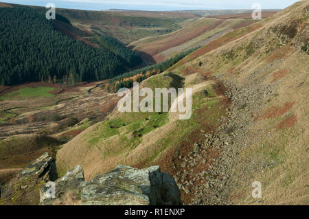 Alport tal Erdrutsch von der Oberseite des Alport Burgen, Peak District National Park, Großbritannien Stockfoto