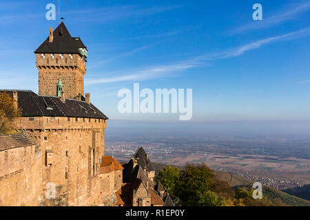 Haut-Koenigsbourg Schloss mit Blick auf die Ebene des Elsass an einem sonnigen Tag, Frankreich. Stockfoto