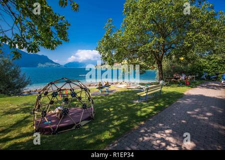 WEGGIS, Schweiz - 20 August 2018 - Dorf Weggis am Vierwaldstättersee (Vierwaldstatersee), Pilatus Berg und die Schweizer Alpen im Hintergrund in der Nähe von famou Stockfoto