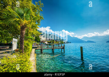 WEGGIS, Schweiz - 20 August 2018 - Dorf Weggis am Vierwaldstättersee (Vierwaldstatersee), Pilatus Berg und die Schweizer Alpen im Hintergrund in der Nähe von famou Stockfoto