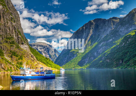 Schiff in Naeroyfjord, Gudvangen, Norwegen, Europa. Stockfoto