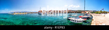 SUPETAR, KROATIEN - August 8, 2018 - Promenade am Meer und Hafen in die Stadt Supetar auf der Insel Brac mit Palmen und türkisklares Wasser des Ozeans, ÜBERH Stockfoto