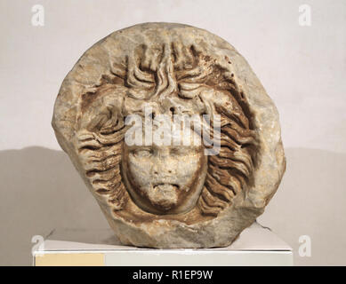 Relief mit der Darstellung eines Medusa-Kopf, 1. - 2. c. AD. Die römische Kultur, weißen Marmor. Santa Eulalia de Provençana Hospitalet de Llobregat. Stockfoto