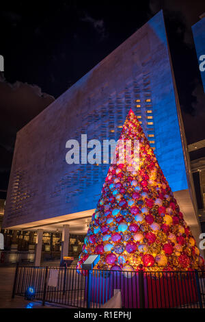 Weihnachtsbaum in Valletta Malta aus bunten Kugeln aus Glas. In der Nacht, Weihnachten Gruß durch die Nacht. Stockfoto