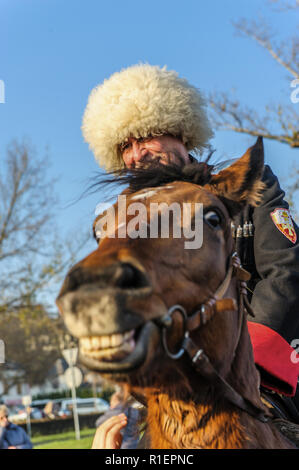 Befehlshaber der polnischen Kosak militärische Einheit auf seinem Pferd Stockfoto