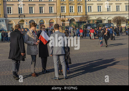 11.11.2018, Lublin: eine Gruppe von jungen Menschen feiern den 100. Jahrestag der Unabhängigkeit Polens Stockfoto