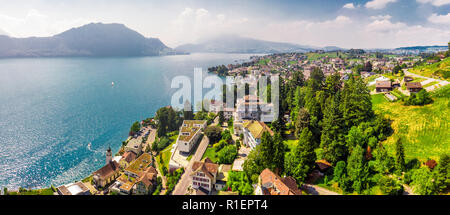 Dorf Weggis am Vierwaldstättersee (Vierwaldstatersee), Pilatus Berg und die Schweizer Alpen im Hintergrund in der Nähe von Luzern (Luzern) Stadt, Schweiz. Stockfoto