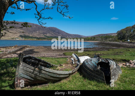 Zwei gebrochene Boote in der Nähe von einem See in Schottland auf Skye Insel. Horizontale. Landschaft. alte Boote Stockfoto