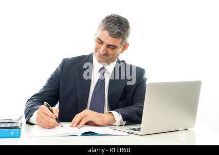 Lächelnd und selbstbewusst Grauhaariger executive Geschäftsmann mit Laptop arbeiten und Surfen im Internet in Wirtschaft und Technologie Konzept auf isolierte Stockfoto