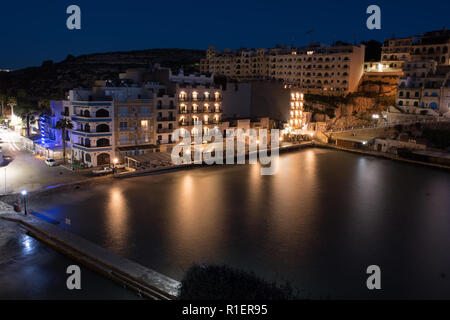 Wunderschöne Landschaft geschossen von Xlendi Bay in Gozo. Lange Belichtung geschossen. Ruhe in der Nacht. schoß im Winter keine Menschen. klarer Himmel mit Sternen Stockfoto